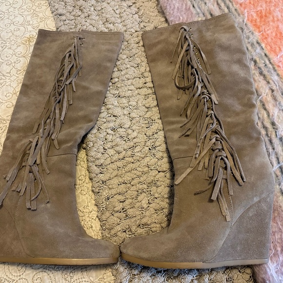 BEAUTIFUL COACH Khaki tan suede boots. - Picture 3 of 6